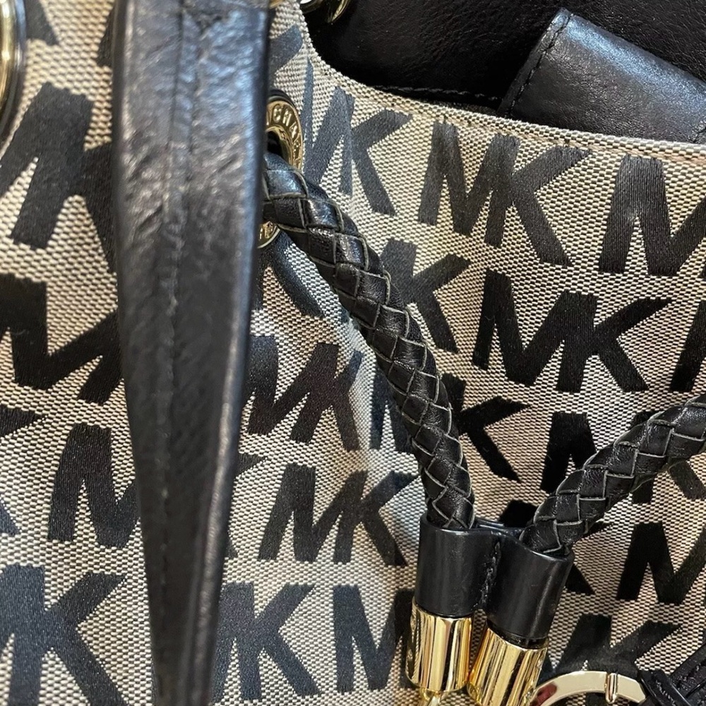 COPY - Michael Kors Jet Set Jacquard
MK Signature Logo. - Picture 12 of 16